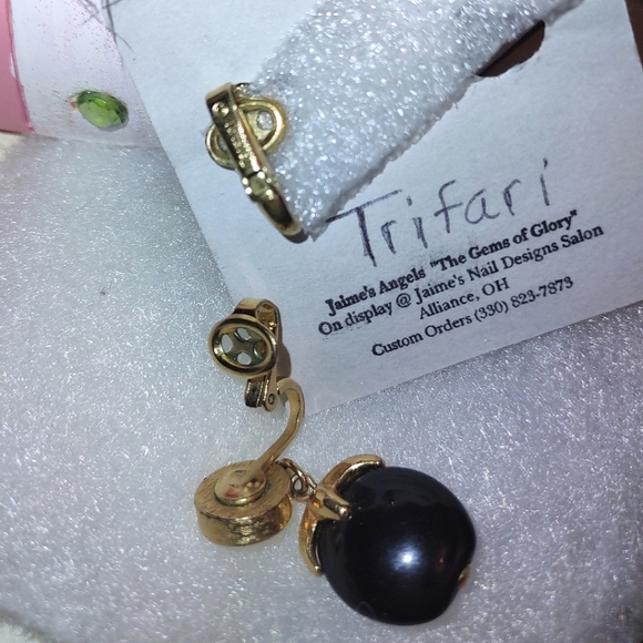 Vintage Trifari Clip Earrings - Picture 7 of 9